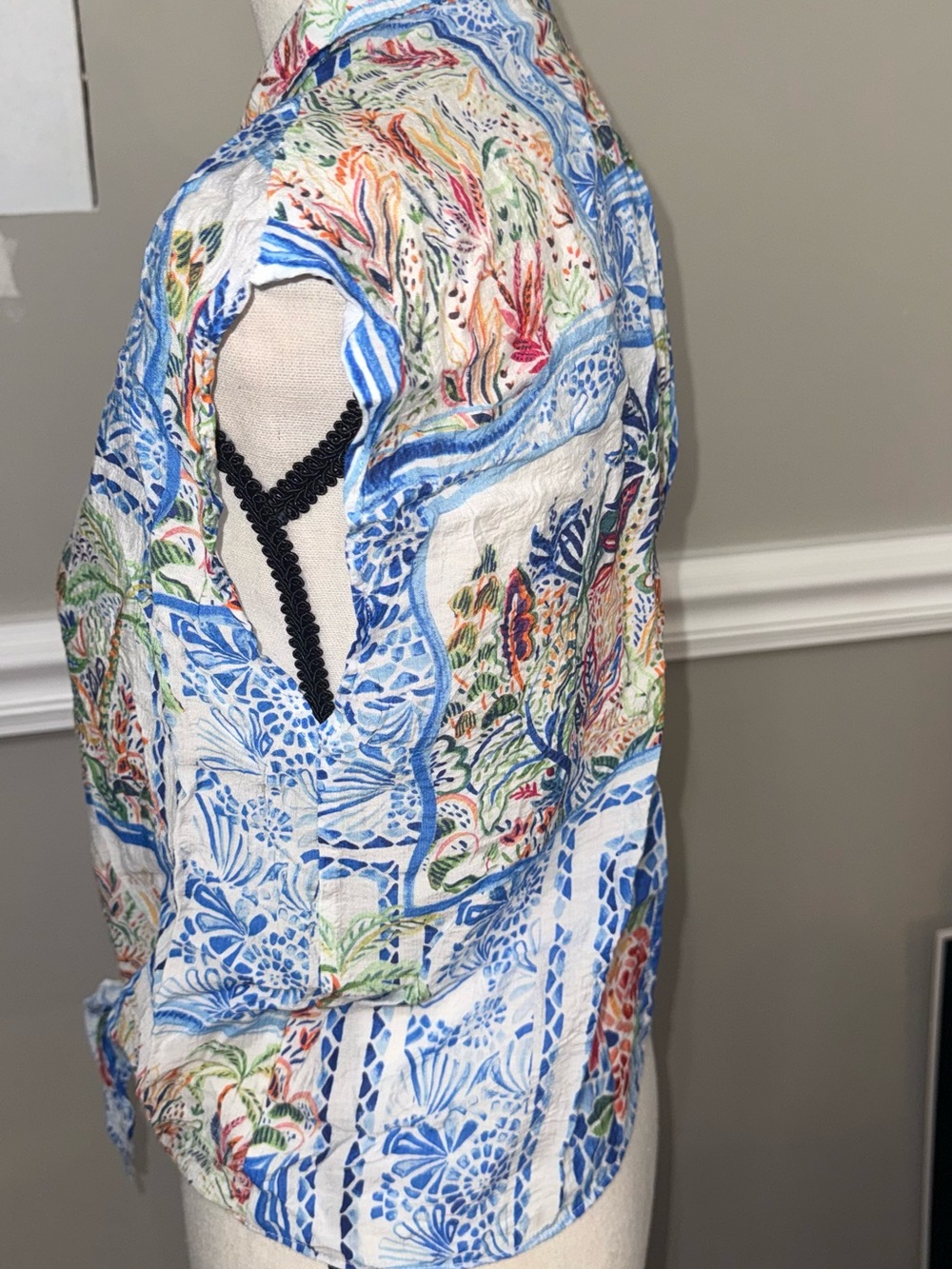 Sleeveless Blue Floral Tie-Hem Blouse - Picture 6 of 9